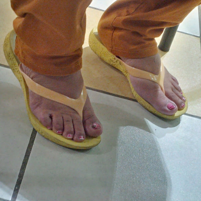 BEAUTIFUL AND CUTE FEET Pies dedos gordos en el supermercado