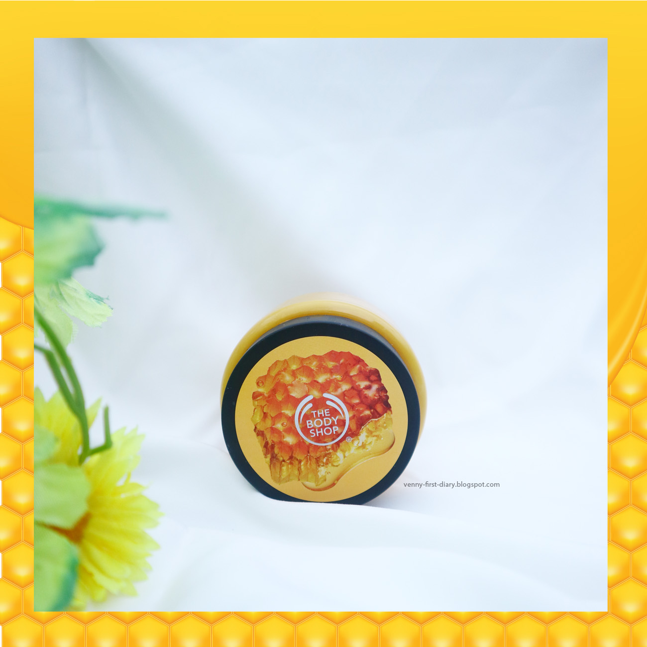 Kulit halus dengan The Body Shop Honeymania Body Scrub Venny Firstyani