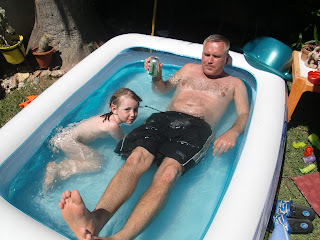 Tomas och Ella badar i den uppblåsbara poolen som Björn och Inger hade köpt. 