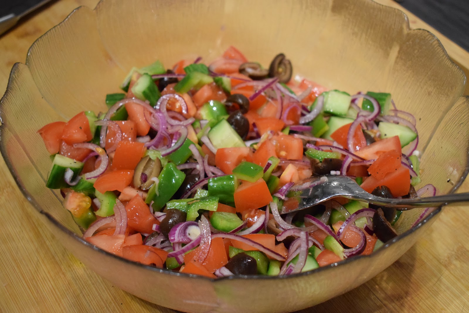 Greek salad with garlic bread Griekse salade met lookbrood