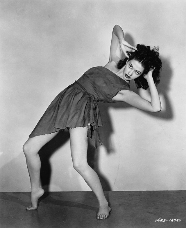 30 Stunning Black and White Portraits of Yvonne De Carlo From Between