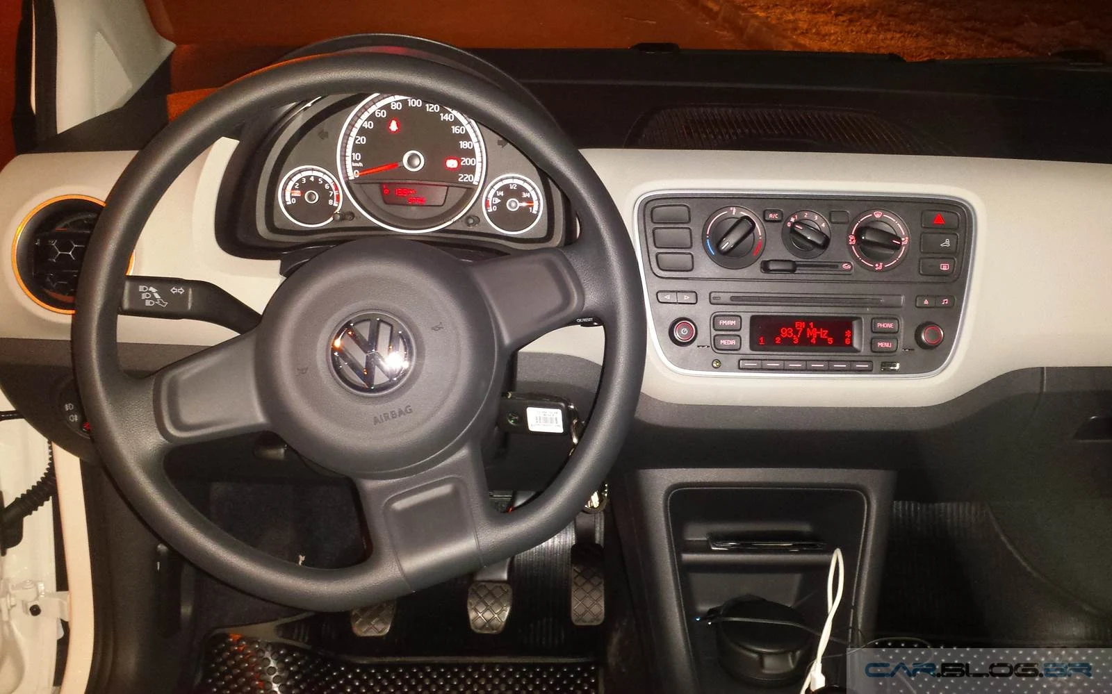 Volkswagen Up! TSi - interior - painel