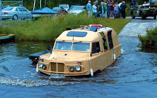 حافلة بحرية صممها البريطاني نيك توبينغ عام 1994 برمائى