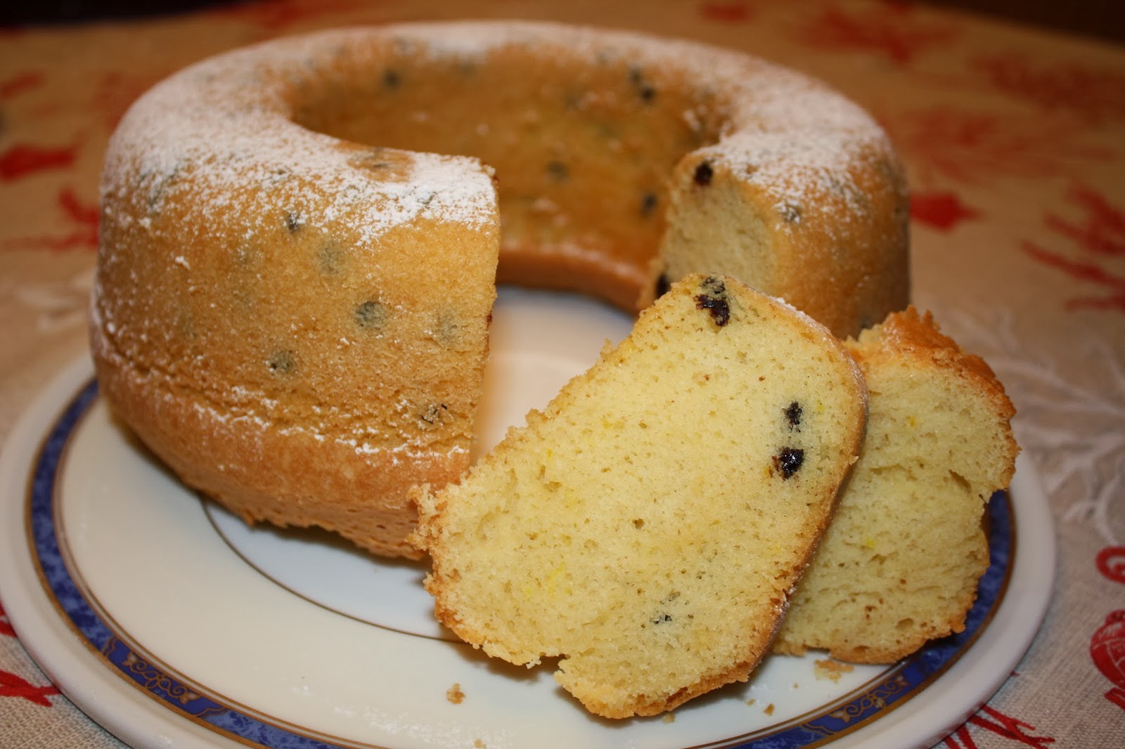 ciambella con gocce di cioccolato fondente.