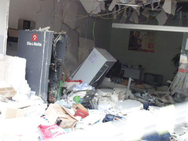 Agência do Bradesco ficou destruída  (Foto: Antônio Carlos/Site: Filadélfia em Notícias)