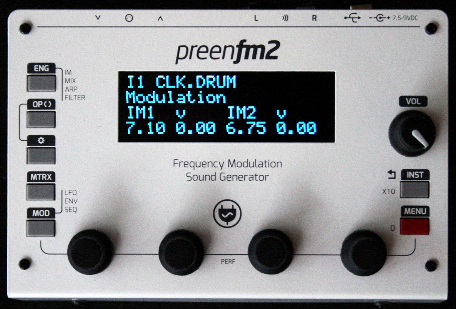 CYbErFOX⚡89 preenfm2 DiY synth in metal casing