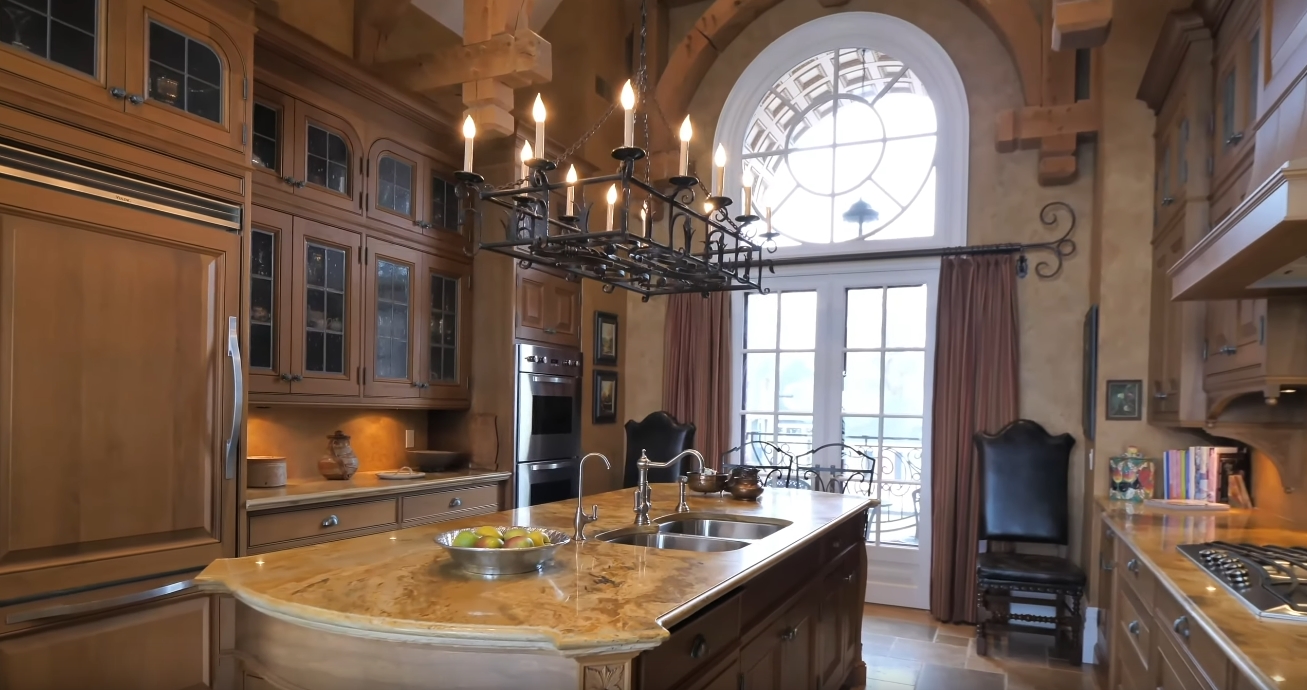 24 Photos vs. 20 Bayview Dr, St. Catharines, ON Home Interior Design Tour