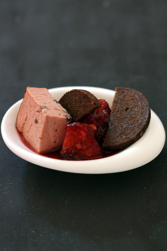 Scharfe Pflaume mit Leberpaté und Pumpernickel | Arthurs Tochter Kocht by Astrid Paul