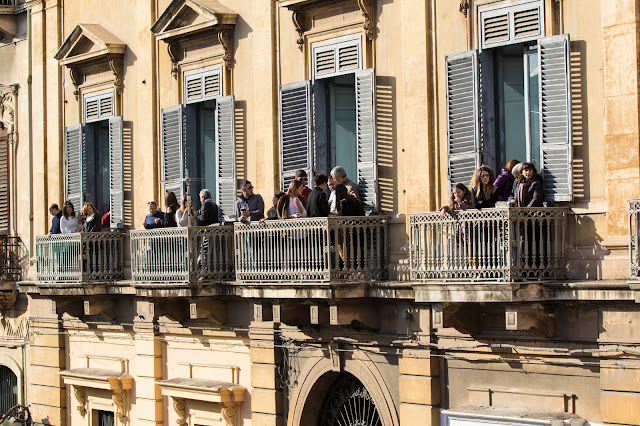 Festa di Sant'Agata a Catania-Giro esterno-Processione dei fedeli devoti sui balconi