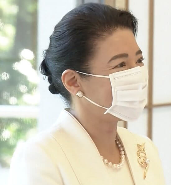 Emperor Naruhito and Empress Masako met with UN Under-Secretary-General Izumi Nakamitsu. Pearl necklace, gold brooch and earrings