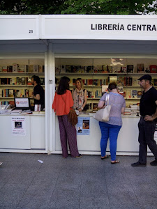 Firmando el libro "La voz de las sirenas".