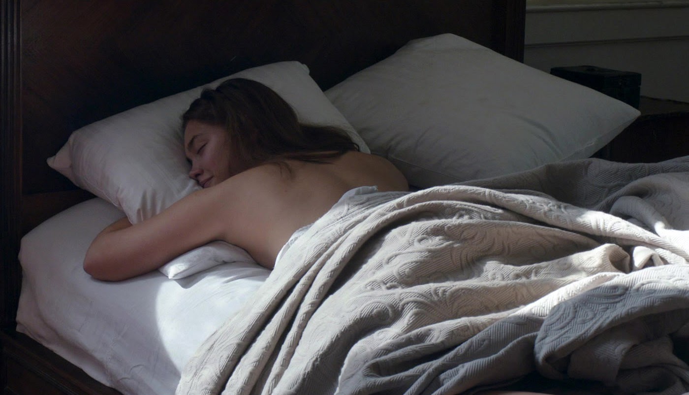 голая сестра в постели спит фото 94