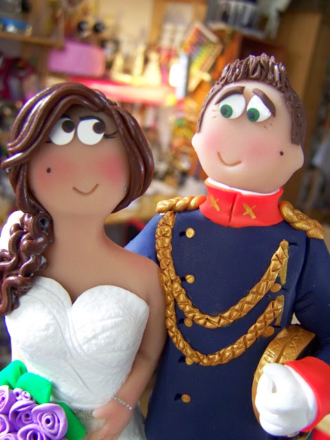 Figuras personalizadas un muñeco mini tu artesanales hecho en zaragoza españa x Laura Guarnieri & YoToY los muñecos de tu boda especilizada en uniformes para la Guardia Civil