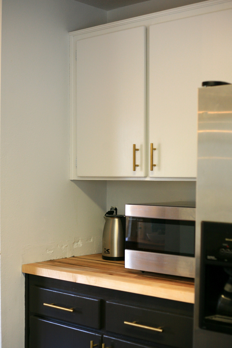 Kitchen makeover: Painting oak cabinets (step-by-step!) and new