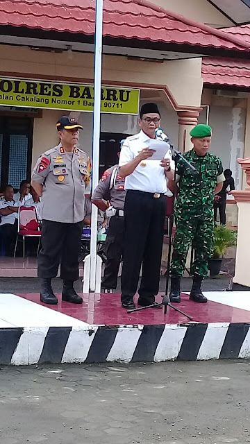 Kapolres Barru AKBP Dr.Burhaman.SH.MH mendampingi Bupati Barru, selaku Irup pada Apel Deklarasi Damai.