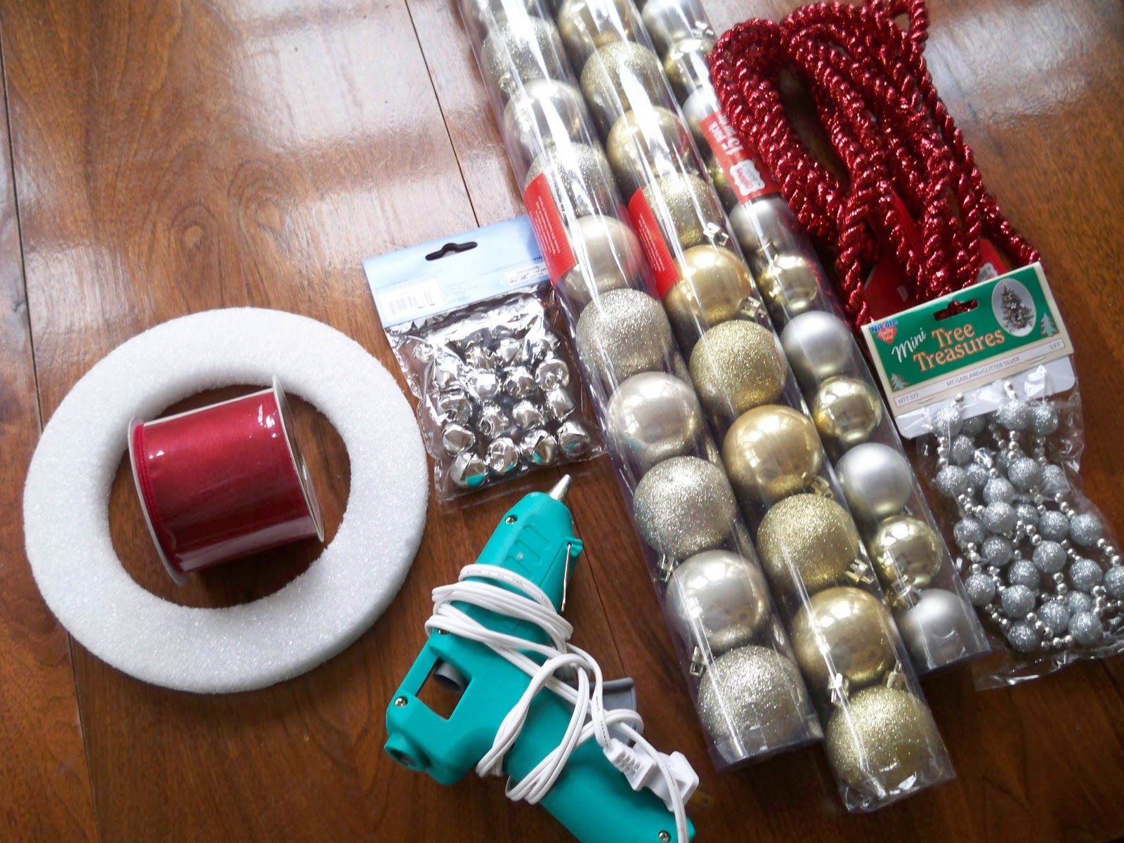 How+to+make+an+ornament+wreath