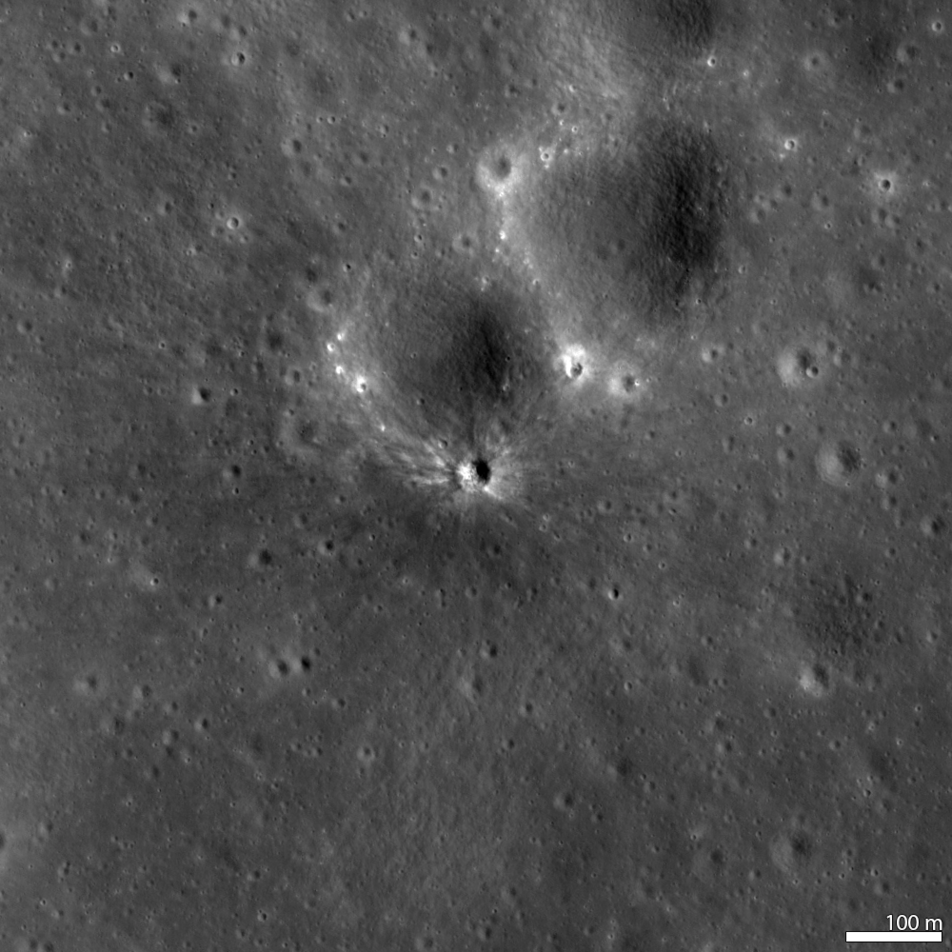 Что является образованием кратеров на луне. Лунные кратеры. Кратеры на Луне. Кратер на Луне в бинокль. Лунный кратер Лобачевский.
