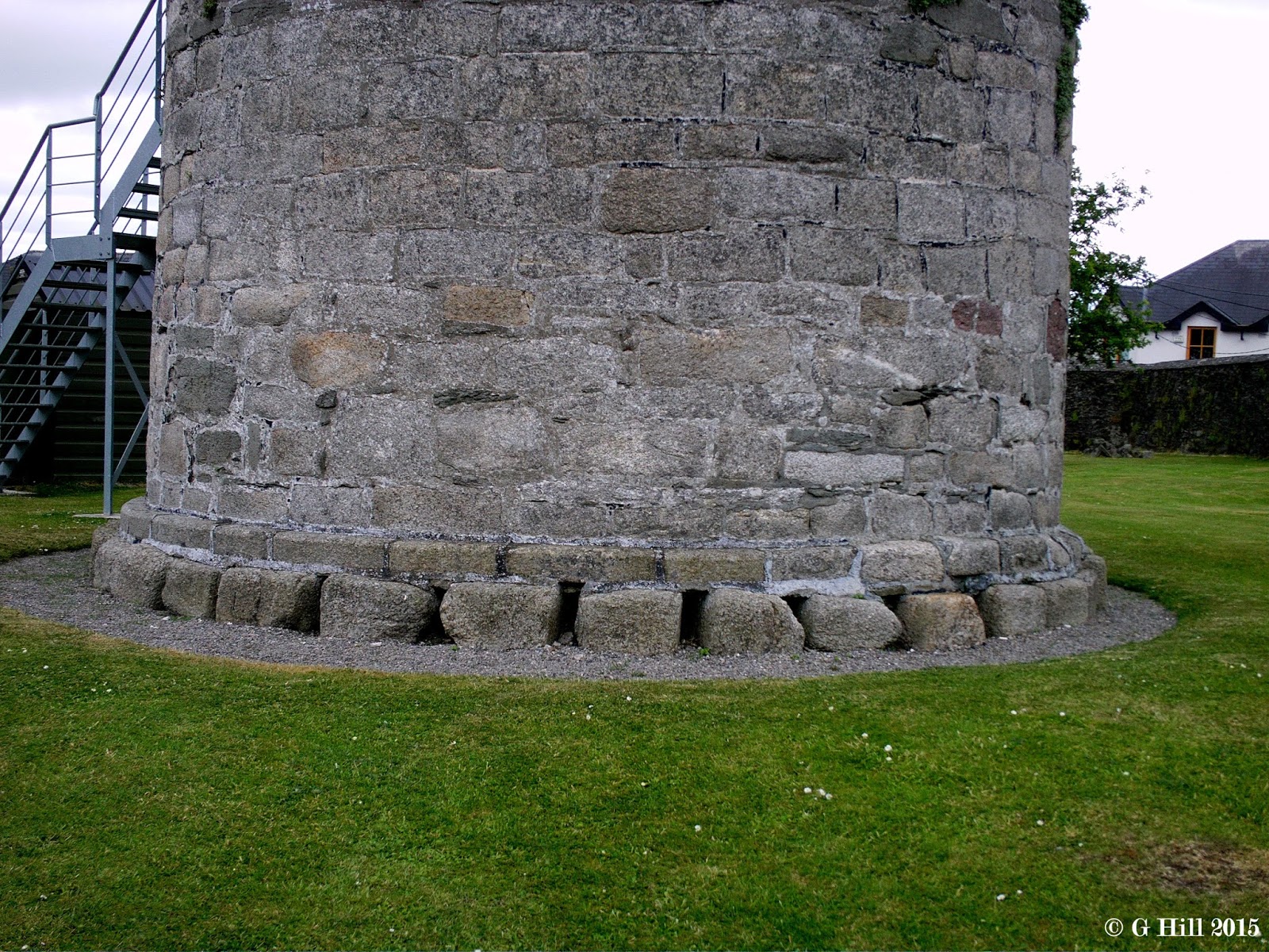 Round tower. Круглые каменные башни Шотландия. Башня Килмакчуа. Башня обели в Северной Ирландии. Круглая башня из известняка Назия.