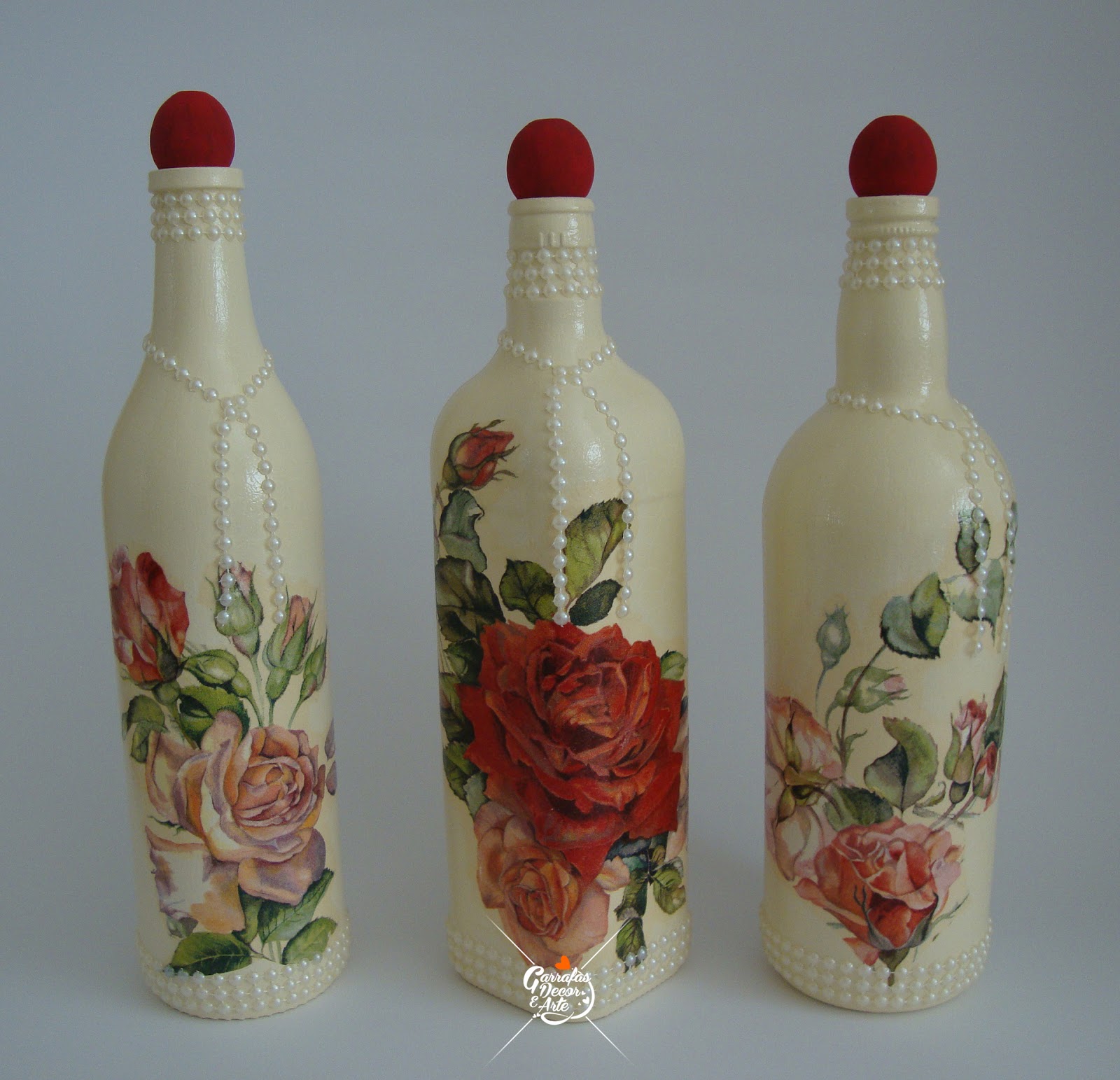 Atelie Viva Vida Garrafas Decoradas Azul escuro, branca, prata verniz. atelie viva vida garrafas decoradas