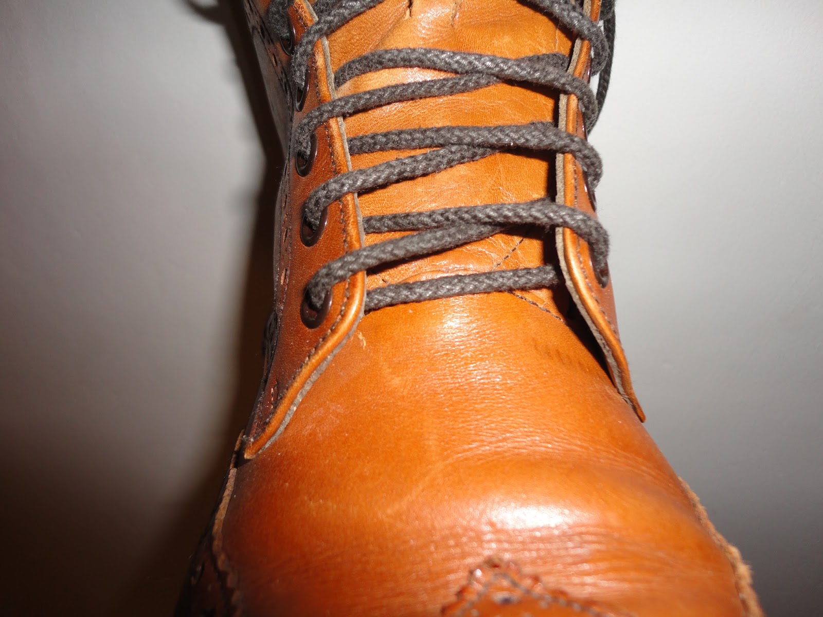 Roj - Fashion & Lifestyle: How To Thread Shoe / Boot Laces