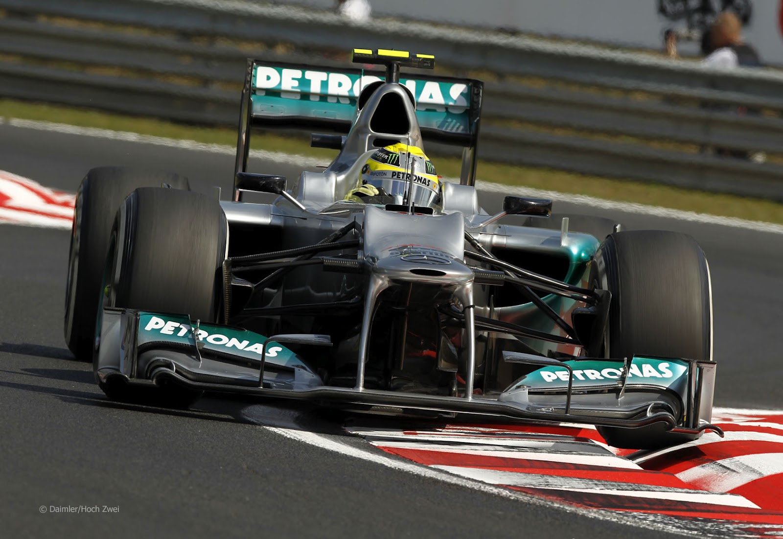 http://3.bp.blogspot.com/-ACS78zzbAsw/UBNHIRATe8I/AAAAAAAAB8Y/uozrmogmEgY/s1600/Mercedes+Rosberg+Hungary+2012-2.jpg