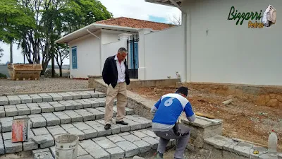 Bizzarri, da Bizzarri Pedras, na parte da manhã, visitando uma obra na execução da escada com pedra folheta de granito com as muretas de pedra com as capas de pedra com paralelepípedo rachado nesse tom de cor cinza escuro na sede da fazenda em Atibaia-SP com os caminhos de pedra, as guias de pedra com o calçamento de pedra.