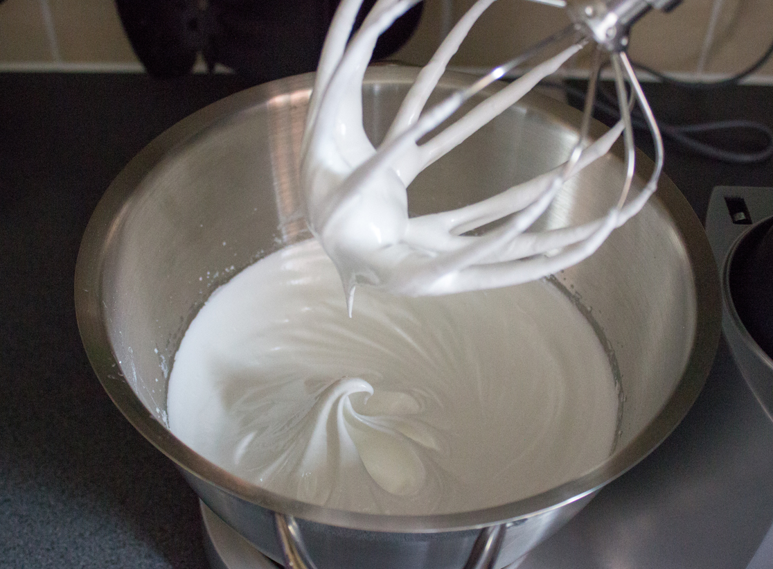 How to Make a Meringue Wreath with Berries and Chocolate Dessert A