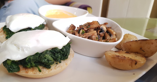 food blogger dubai shakespeare & co english cafe eggs benedict
