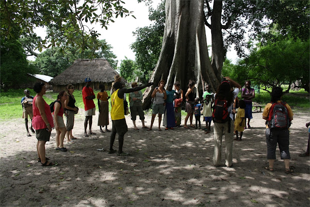 Las "plazas del Pueblo" siempre serán ante un gran ceiba o baobab