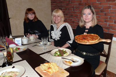 Слева направо: заместитель редактора газеты «Неделя» Анастасия Дмитракова, редактор газеты «Неделя» Оксана Сабардина, я с пиццей