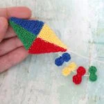 http://pinkmouseboutique1.blogspot.com.es/2016/07/miniature-crochet-kite-pattern.html