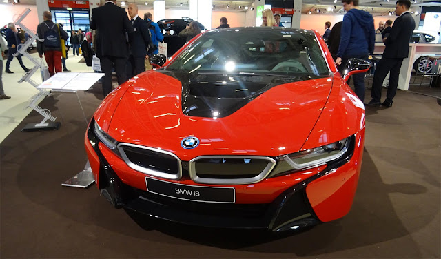 roter BMWi8 auf den Münchner Autotagen 2017
