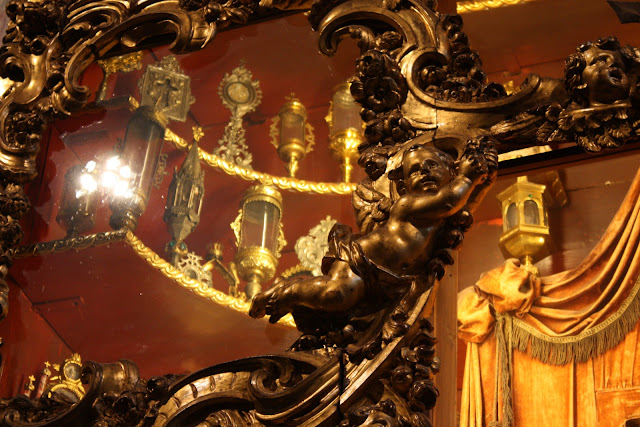 Ο μπαρόκ βωμός λειψανοθήκη της εκκλησίας Santa Maria Gloriosa dei Frari της Βενετίας.