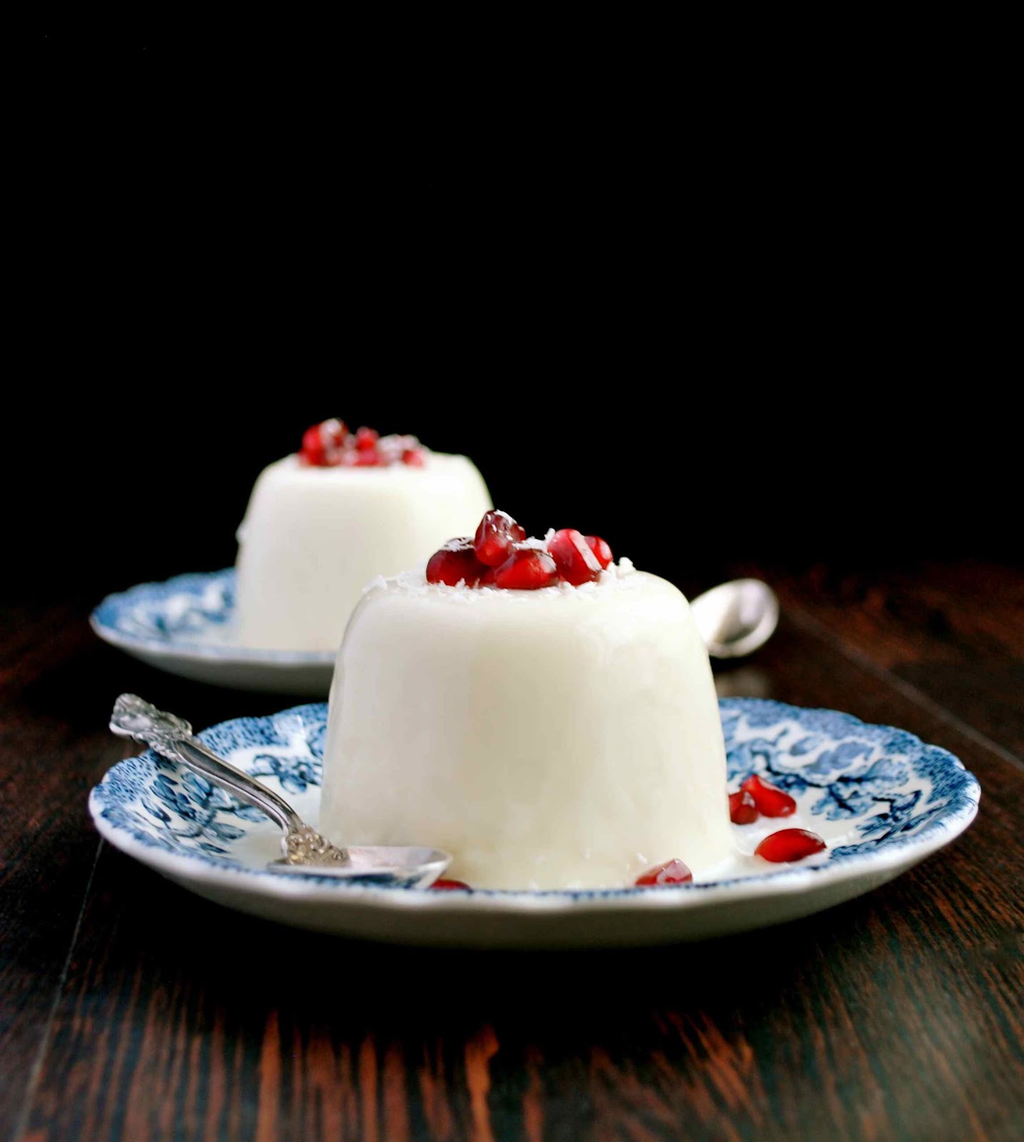 Kokosowa panna cotta z trawa cytrynowa i granatem.