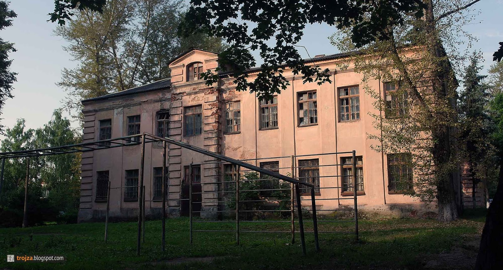 В старинном парке корпуса больницы кирпичные простые корпуса