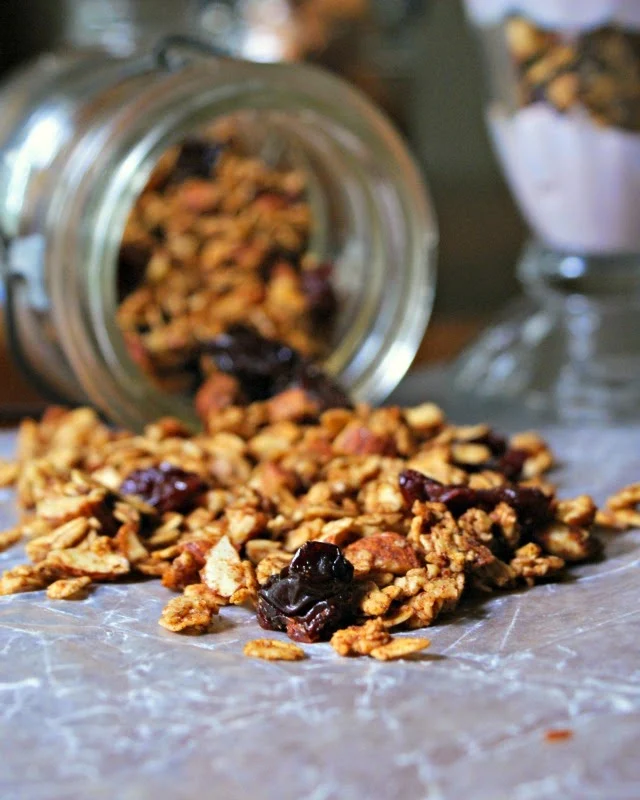 Almond Cherry Granola | thetwobiteclub.com