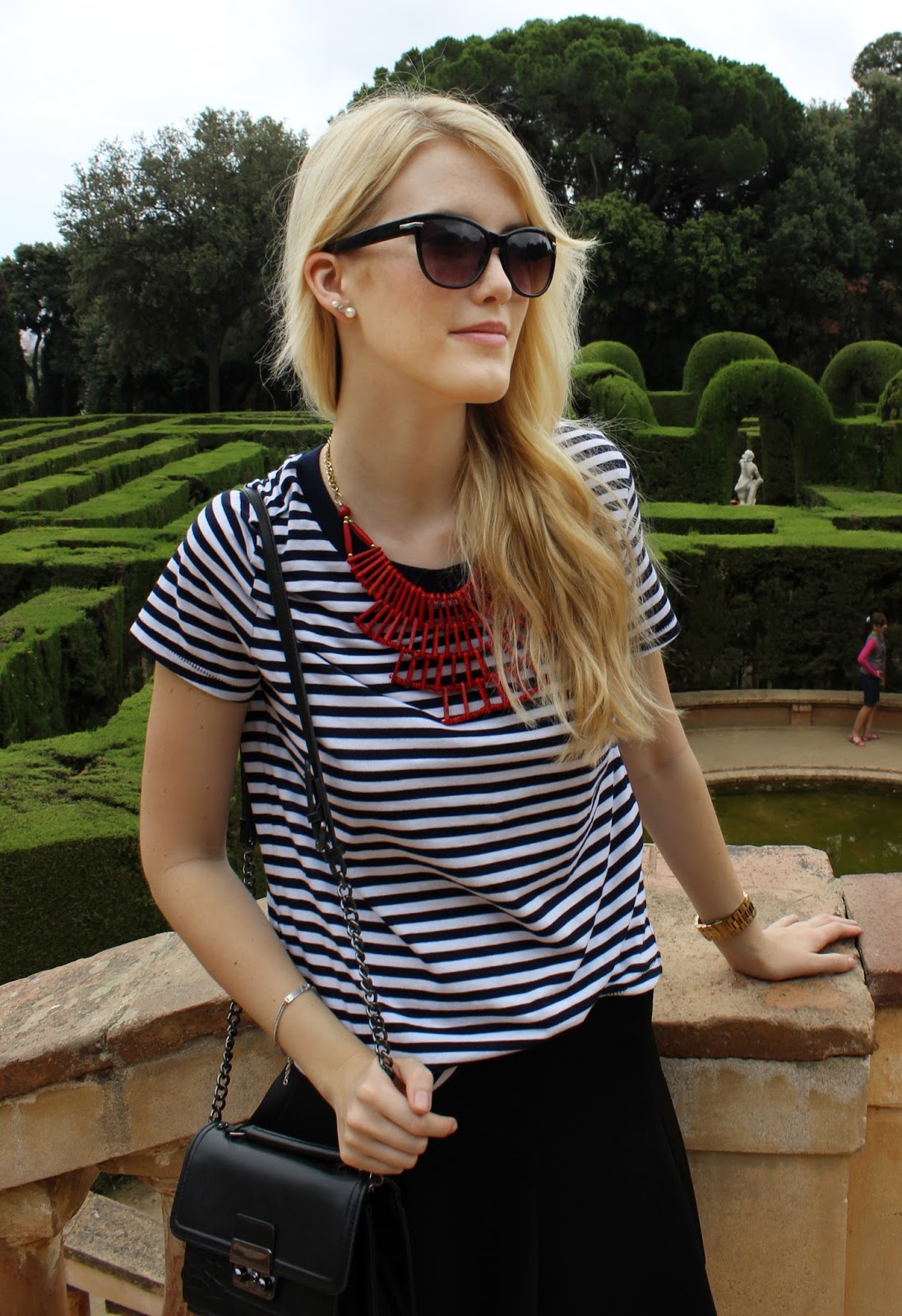 TheBlondeLion outfit stripes statement necklace Parc del Laberinth Barcelona