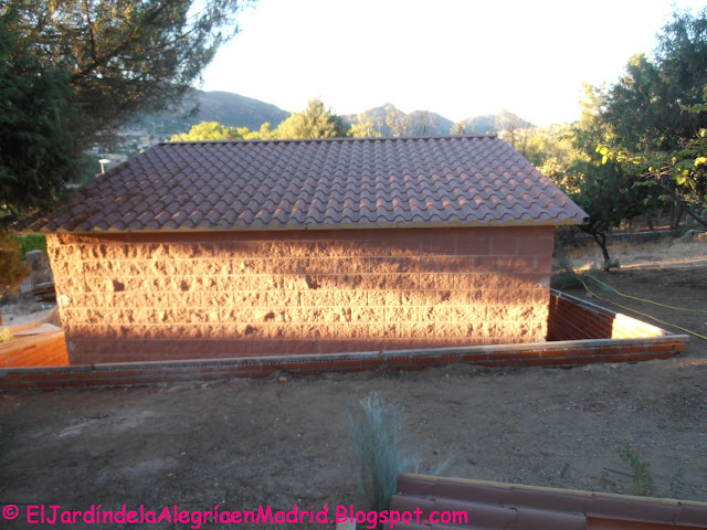 El jardín de la alegría : Instalación de una valla de madera en el