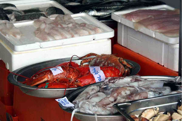 Frischer Fisch, Hummer und Tintenfisch