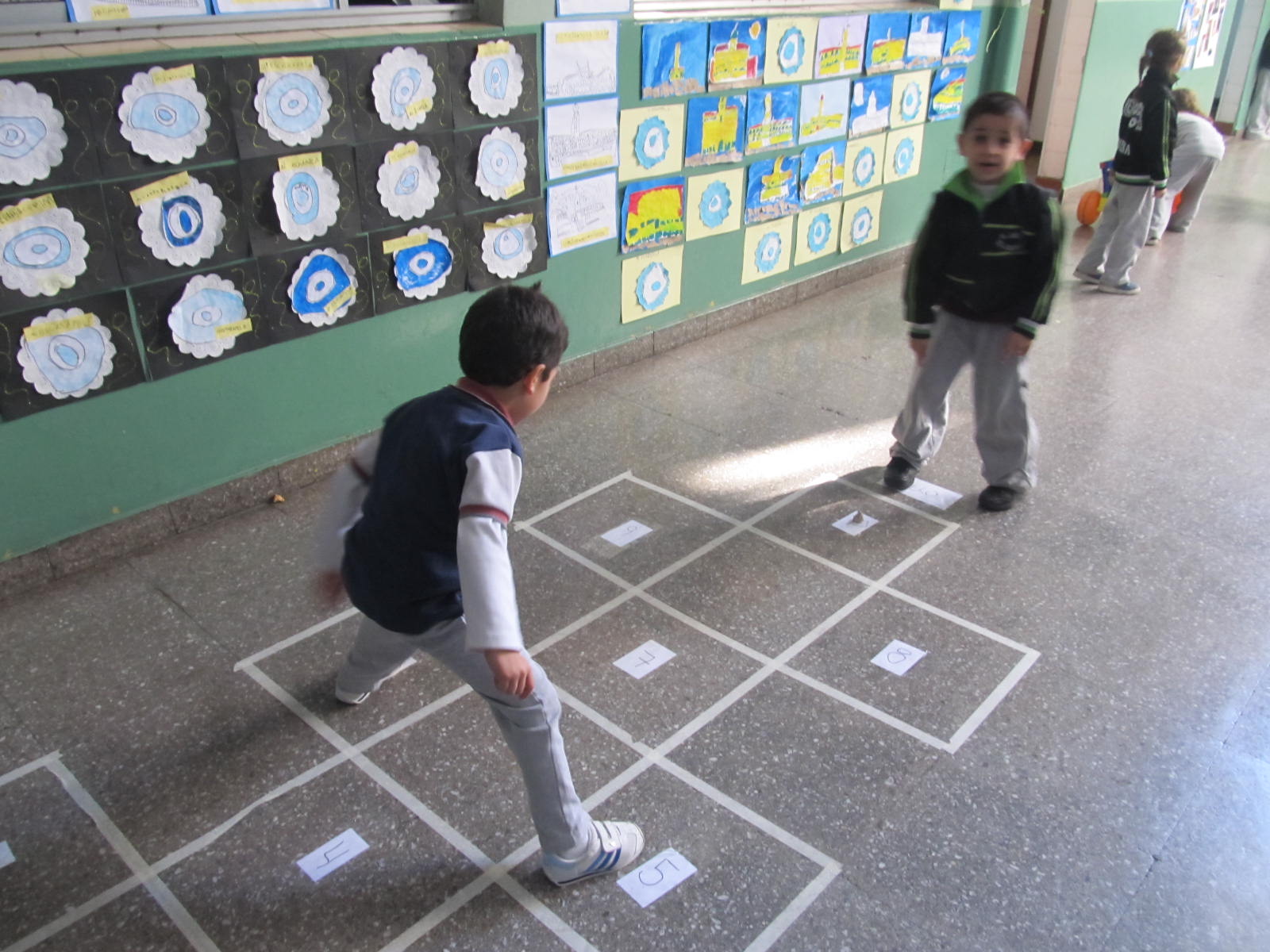 EL JARDIN DEL ALMAFUERTE JUEGOS DE ANTES EN EL PATIO DEL JARDÍN...