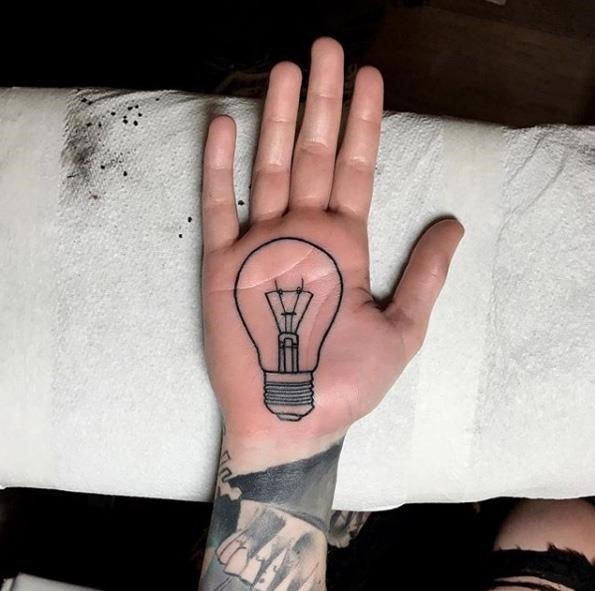 Tatuagem na palma da mão: veja ideias incríveis e tire suas