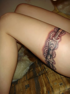 Tatuaje femenino en la pierna