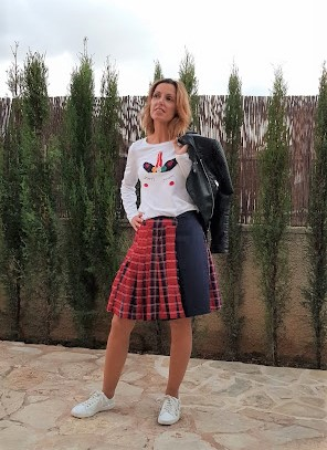 Camiseta unicornio y falda plisada