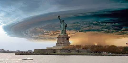 gulungan awan di atas patung liberty
