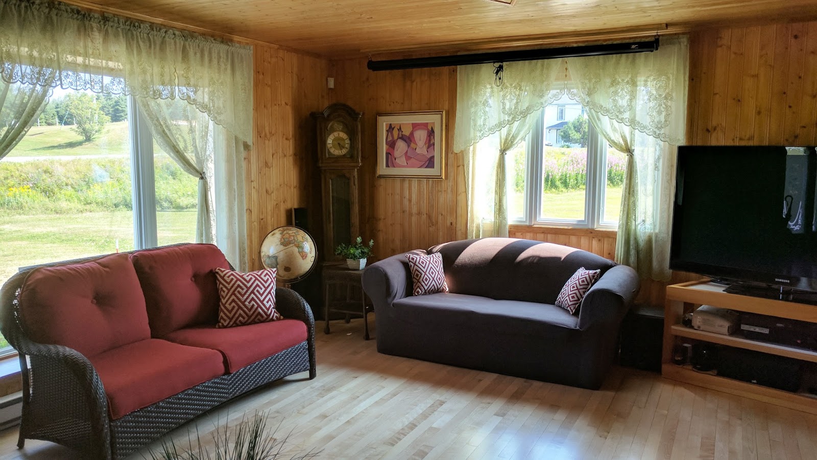 LIVING ROOM HOUSE FOR SALE IN GASPÉSIE