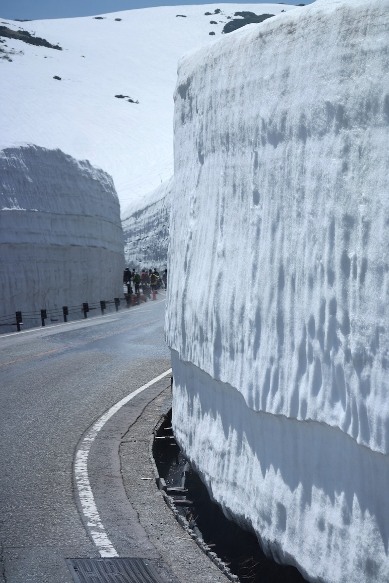 Снег сток. Дорога Татэяма Куробэ, Япония. Снежный коридор Татэяма Куробэ в Японии. Снег и стена Сток. Снег и стена стоковые.