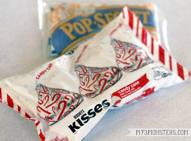 Candy Cane Popcorn -- easy neighbor gift idea and printing on paper bags tutorial at /