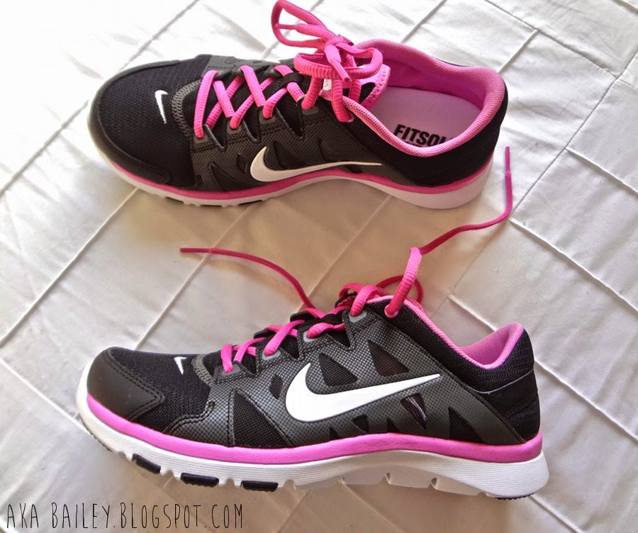 Nike Flex Supreme trainers in black and pink