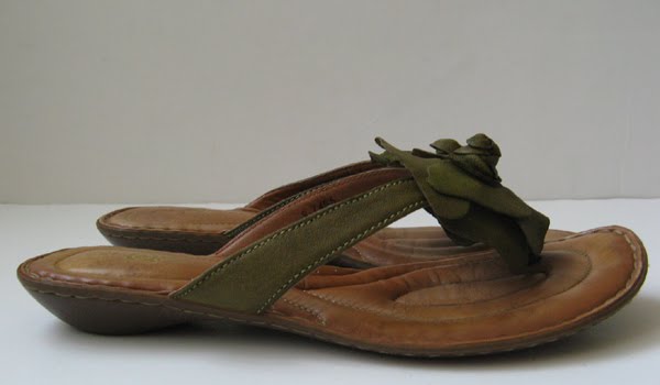 BORN FLOWER THONG SANDALS SIZE 9 LEATHER THONG SANDALS