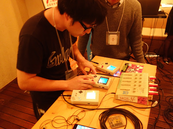 （圖說：中場音樂表演DJ，透過Gameboy遊戲機創作混音。攝影：陳凱爾）